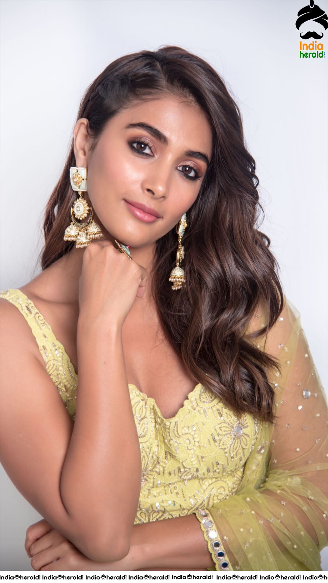 Pooja Hegde Shows her Hot Waist and Navel in these Latest Big Collection of Photos