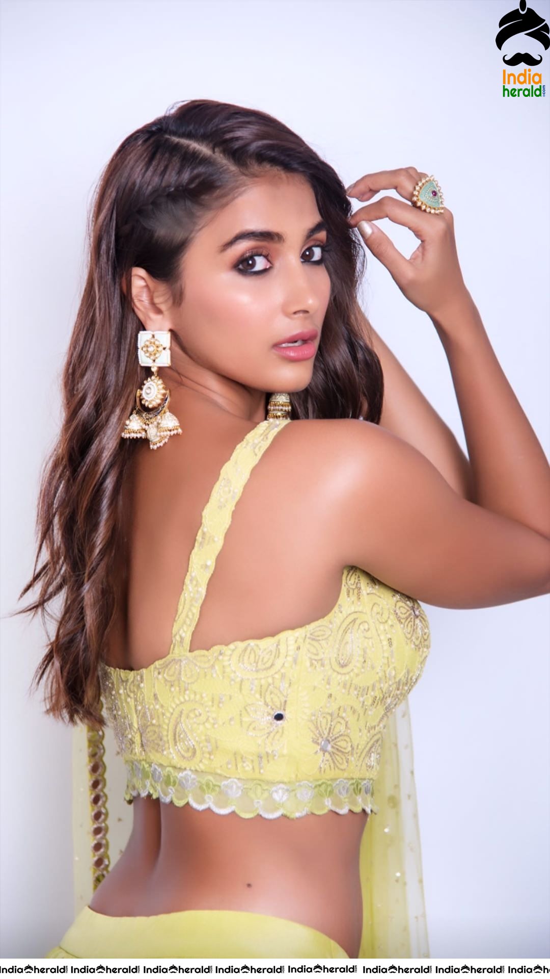 Pooja Hegde Shows her Hot Waist and Navel in these Latest Big Collection of Photos