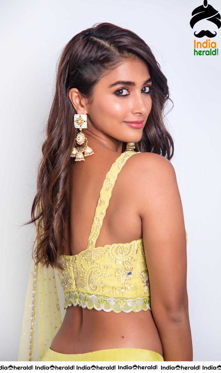 Pooja Hegde Shows her Hot Waist and Navel in these Latest Big Collection of Photos