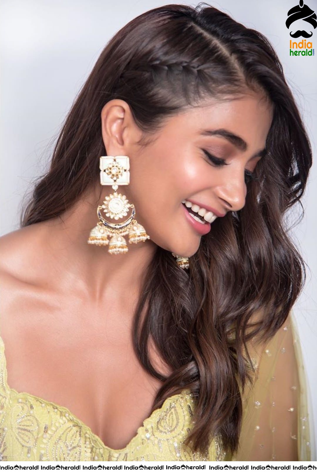 Pooja Hegde Shows her Hot Waist and Navel in these Latest Big Collection of Photos