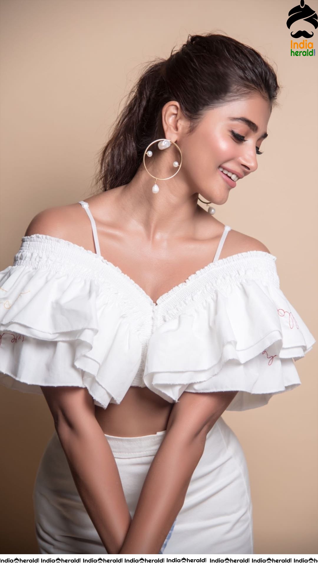 Pooja Hegde Shows her Hot Waist and Navel in these Latest Big Collection of Photos