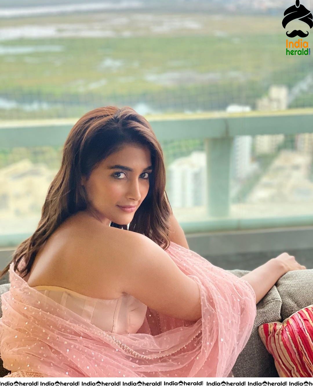 Pooja Hegde Shows her Hot Waist and Navel in these Latest Big Collection of Photos