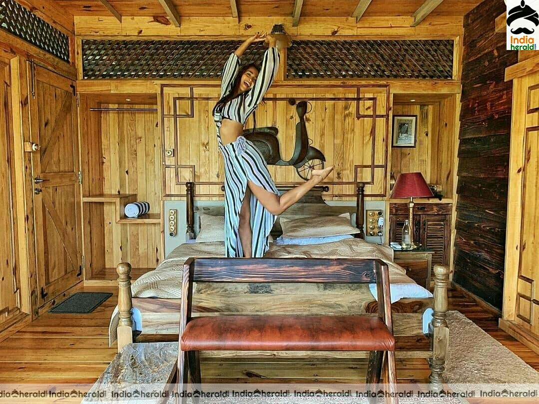 Pooja Hegde Shows Her Hot Waistline In These Photo Stills