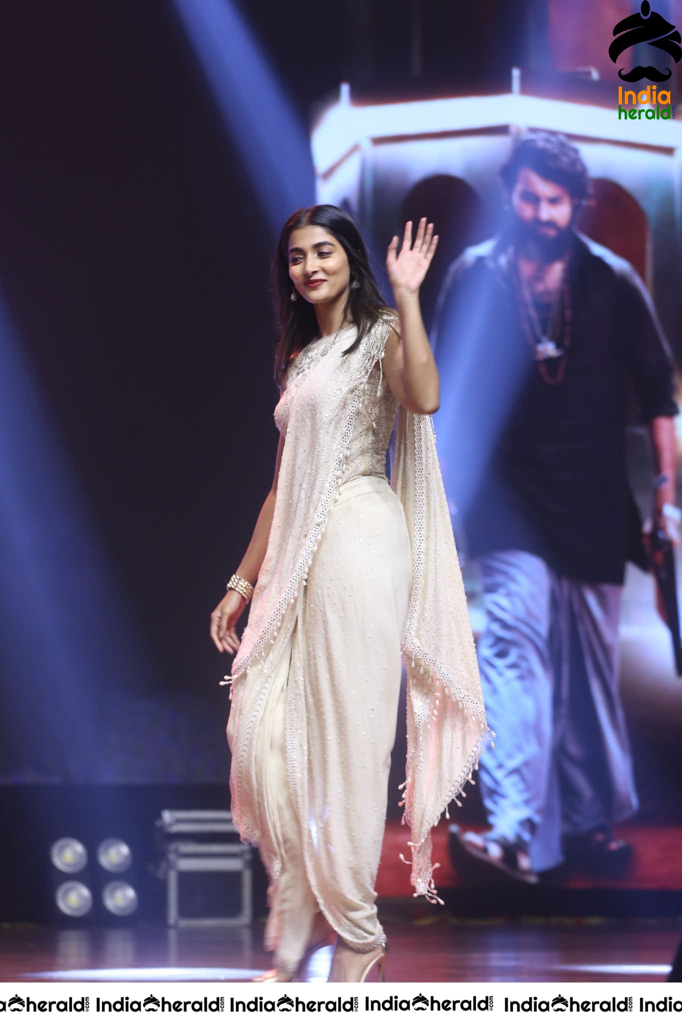 Pooja Hegde Speech On The Stage Set 1