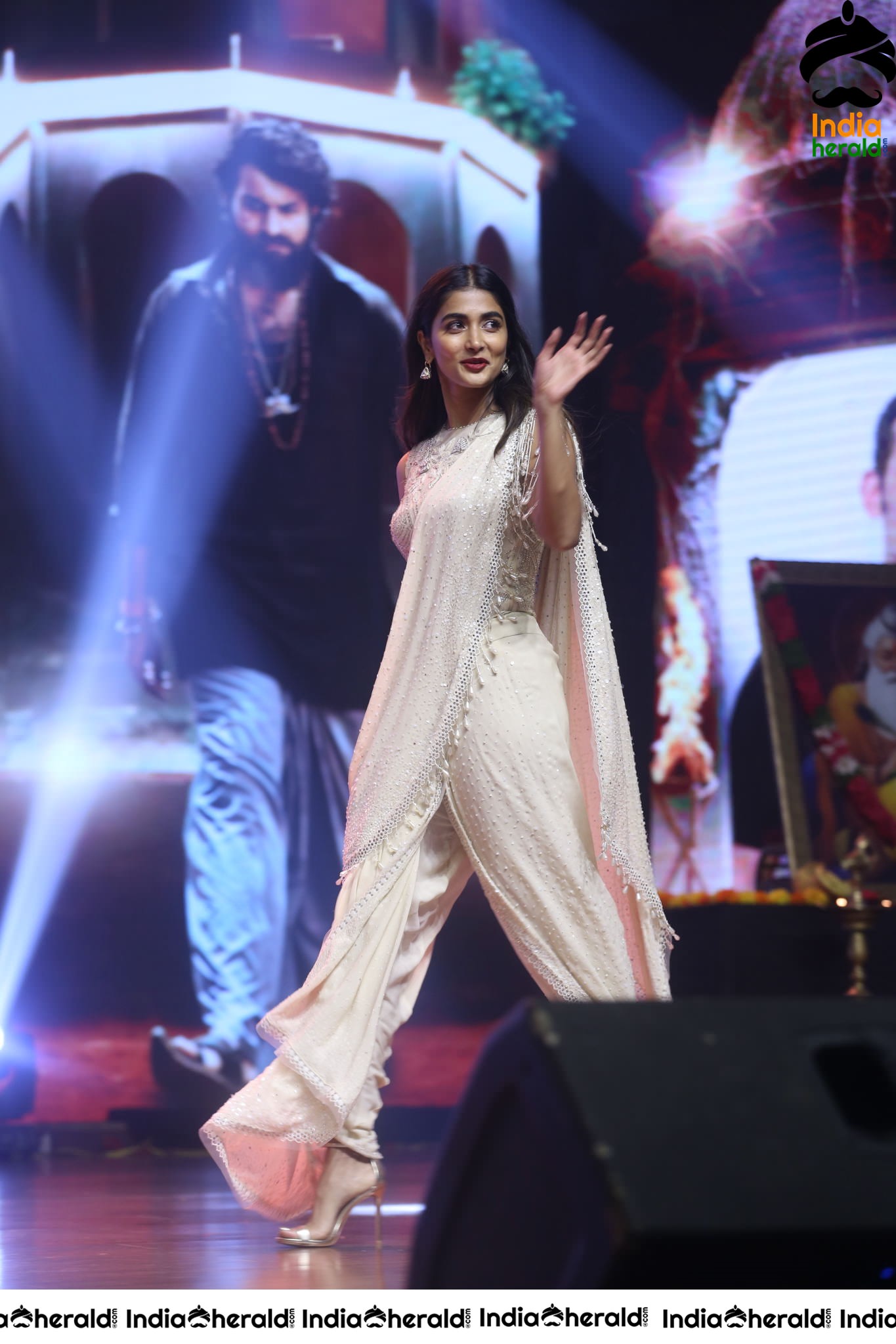 Pooja Hegde Speech On The Stage Set 1