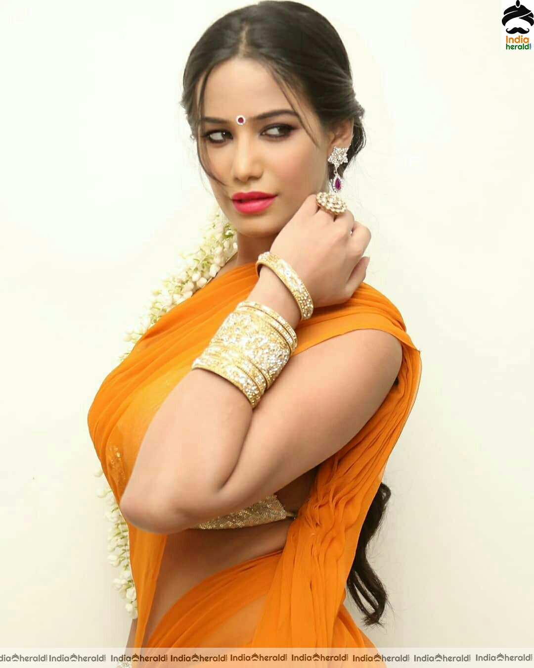 Poonam Pandey still oozing hotness in saree