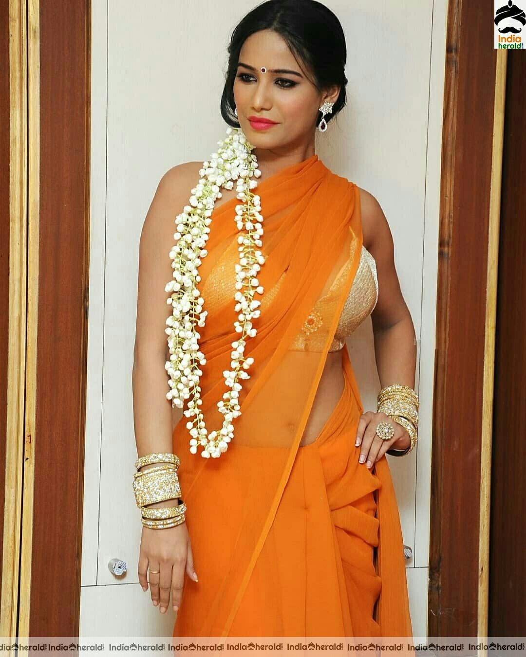 Poonam Pandey still oozing hotness in saree