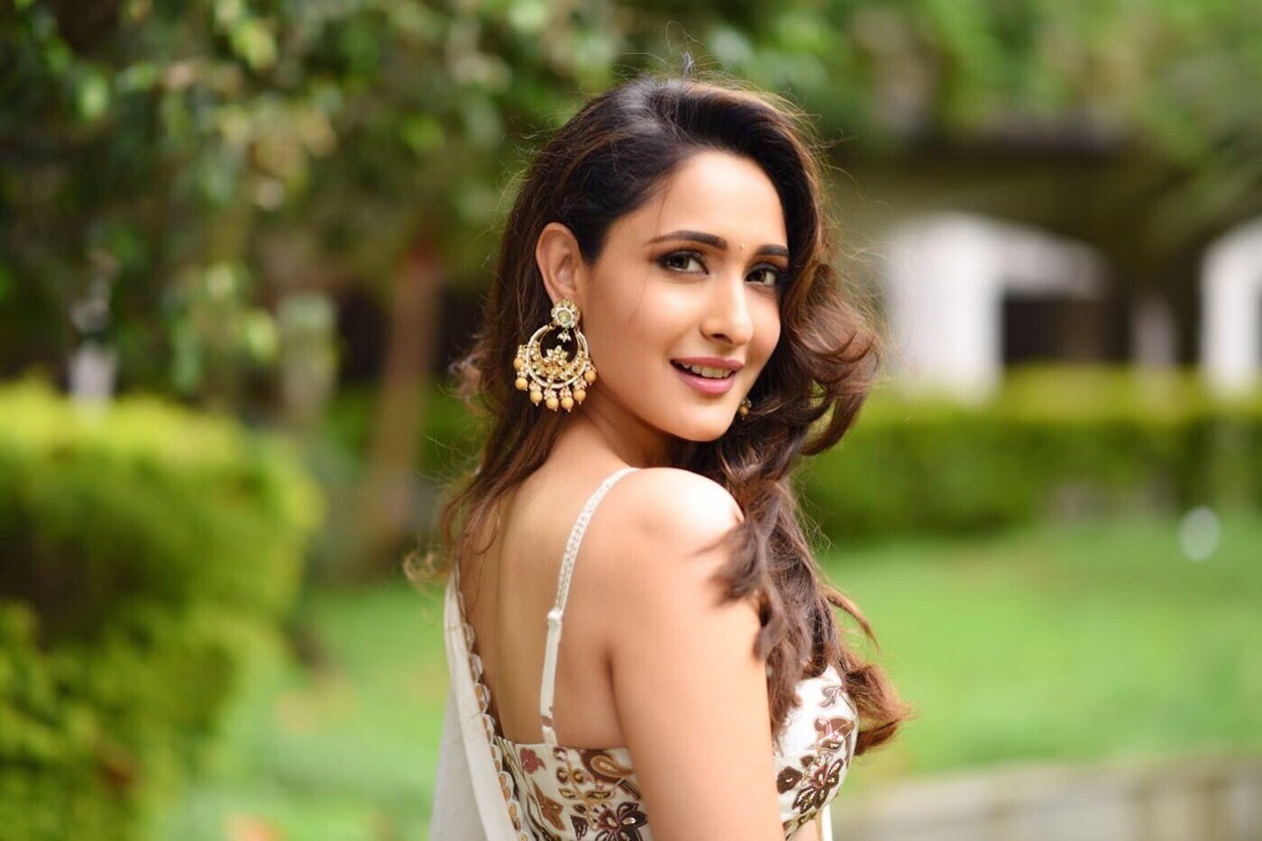 Pragya Jaiswal Oozing Hotness By Revealing Waistline In A Choli