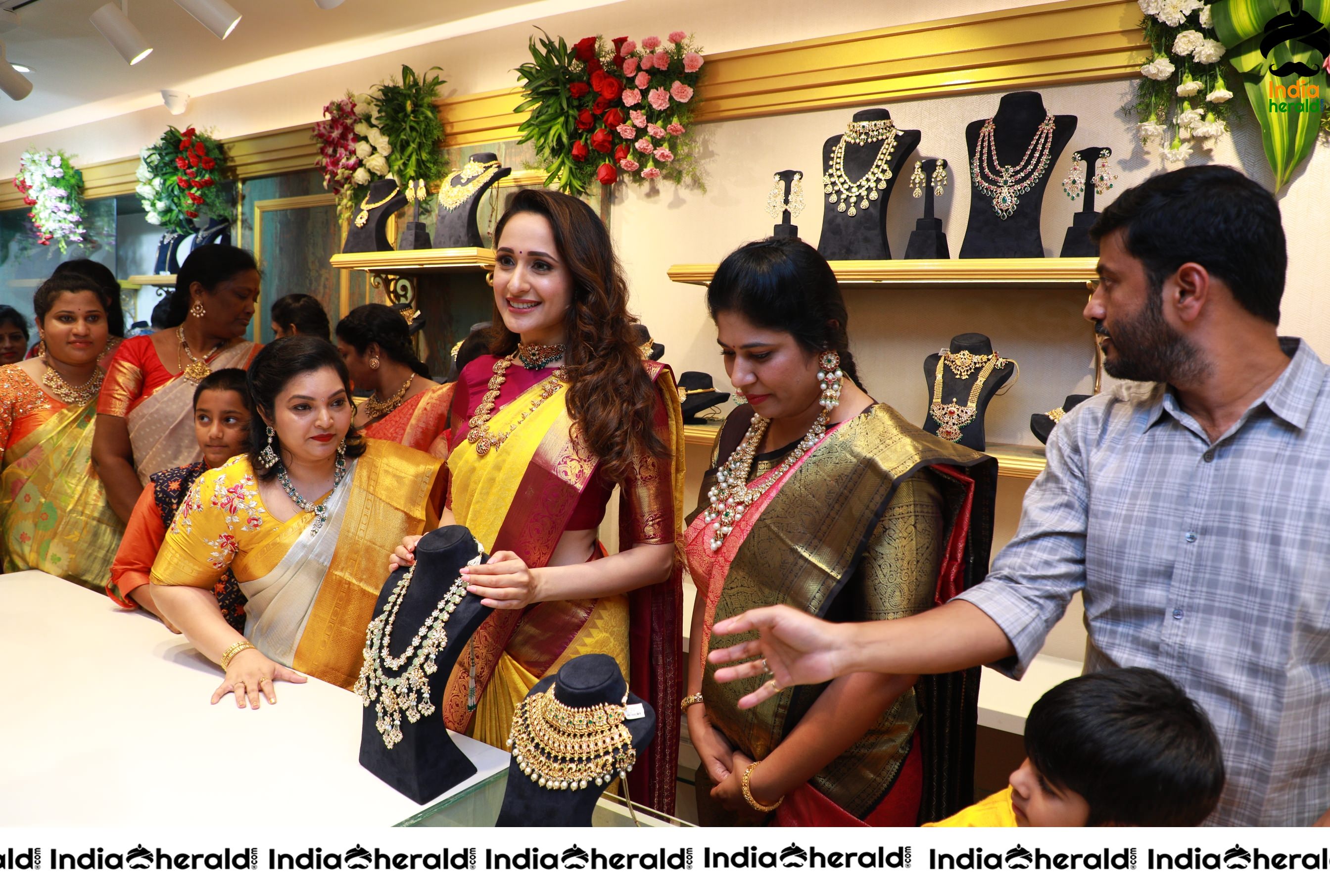 Pragya Jaiswal Takes a Look at Latest Jewellery Collection Set 1