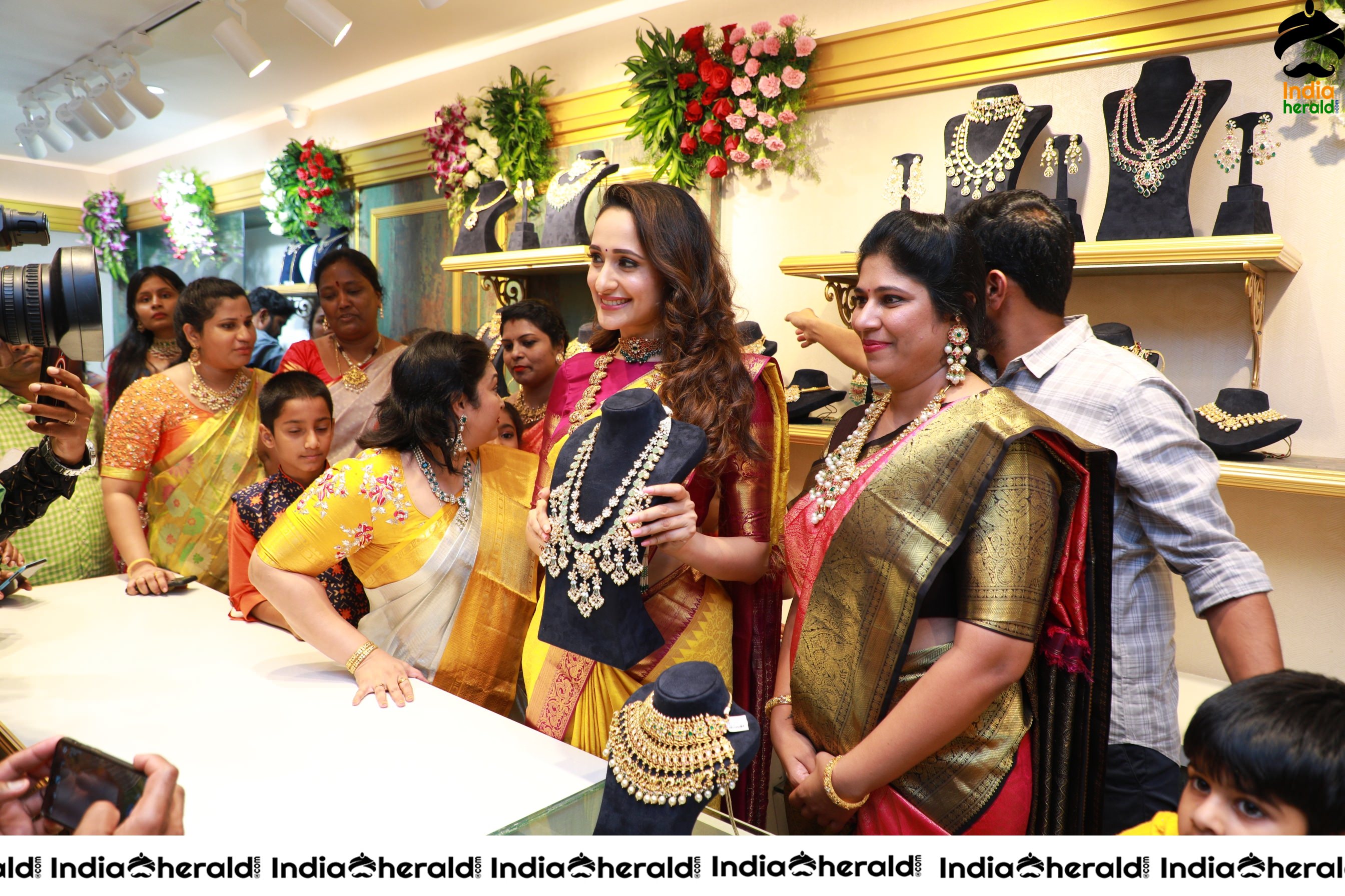 Pragya Jaiswal Takes a Look at Latest Jewellery Collection Set 1