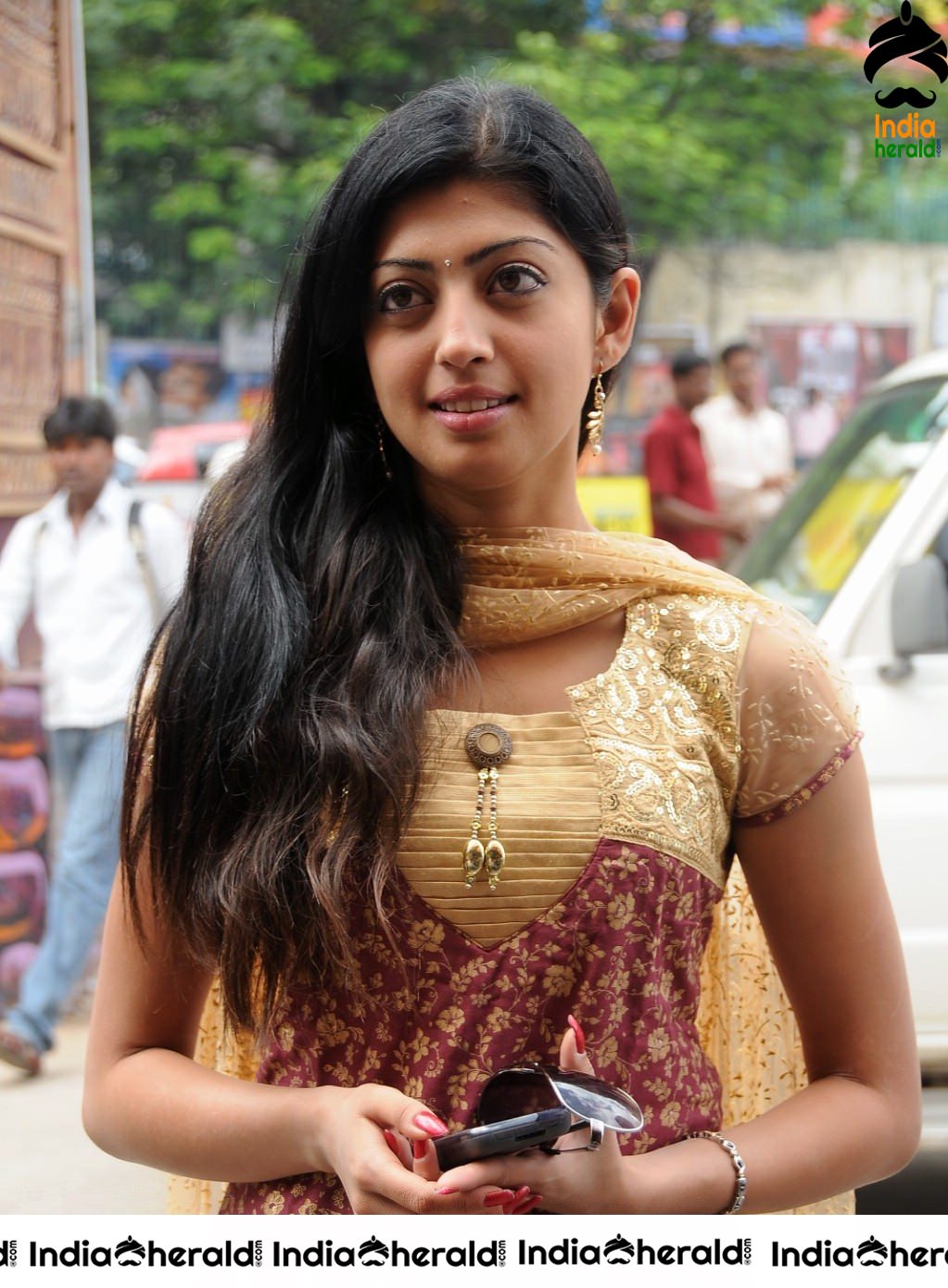 Pranitha at the Opening of new Jewellery Showroom Set 1