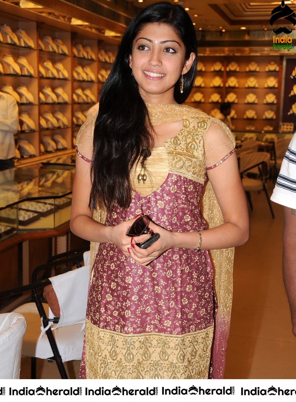 Pranitha at the Opening of new Jewellery Showroom Set 2