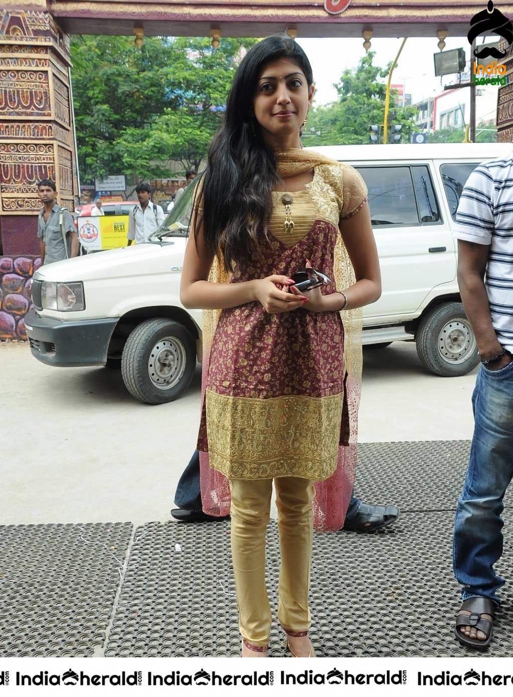 Pranitha at the Opening of new Jewellery Showroom Set 2
