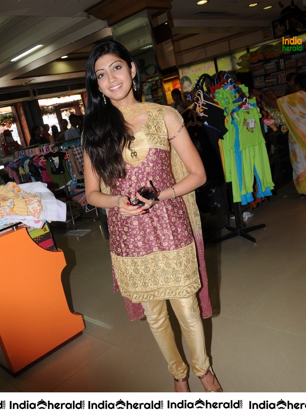 Pranitha at the Opening of new Jewellery Showroom Set 2
