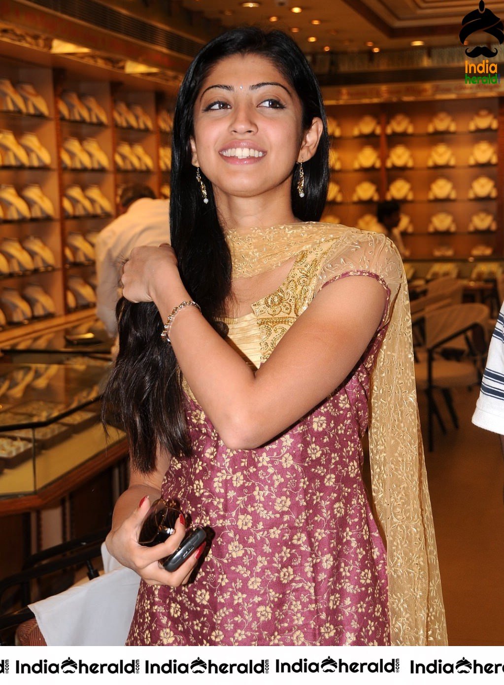 Pranitha at the Opening of new Jewellery Showroom Set 2
