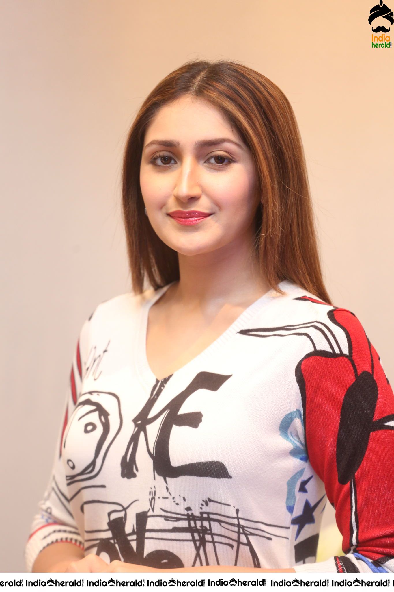 Pretty Looking Sayyeshaa in Long Top and Jean Set 2
