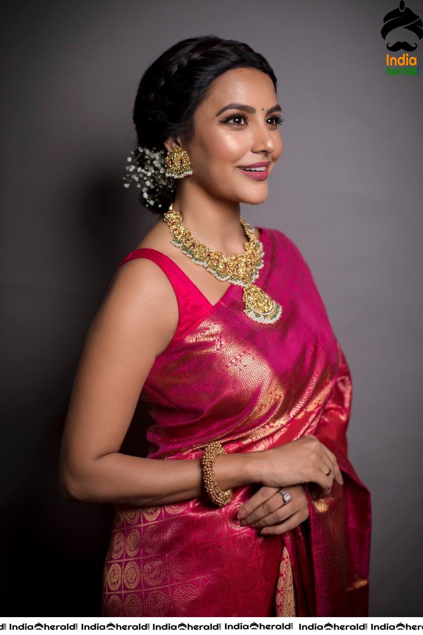 Priya Anand draped in Pink Kanchivaram Saree