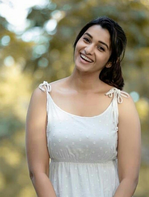 Priya Bhavani Shankar Tempts In A Sleeveless Frock