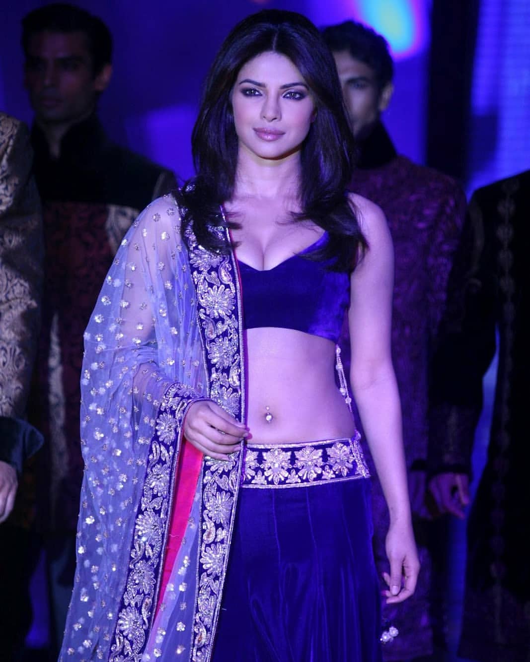 Priyanka Chopra Flaunts Awesome Cleavage photos