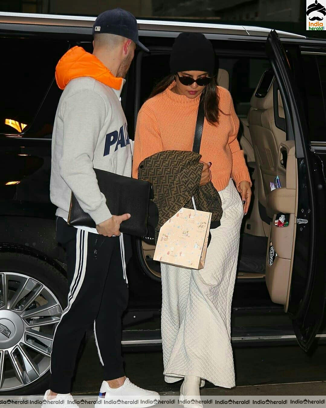 Priyanka Chopra Fully Covered Yet Fully Seductive While Spotted At Newyork