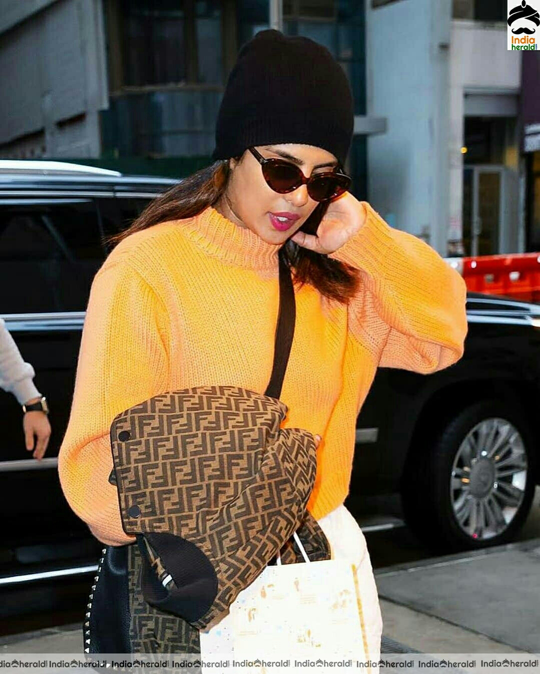 Priyanka Chopra Fully Covered Yet Fully Seductive While Spotted At Newyork