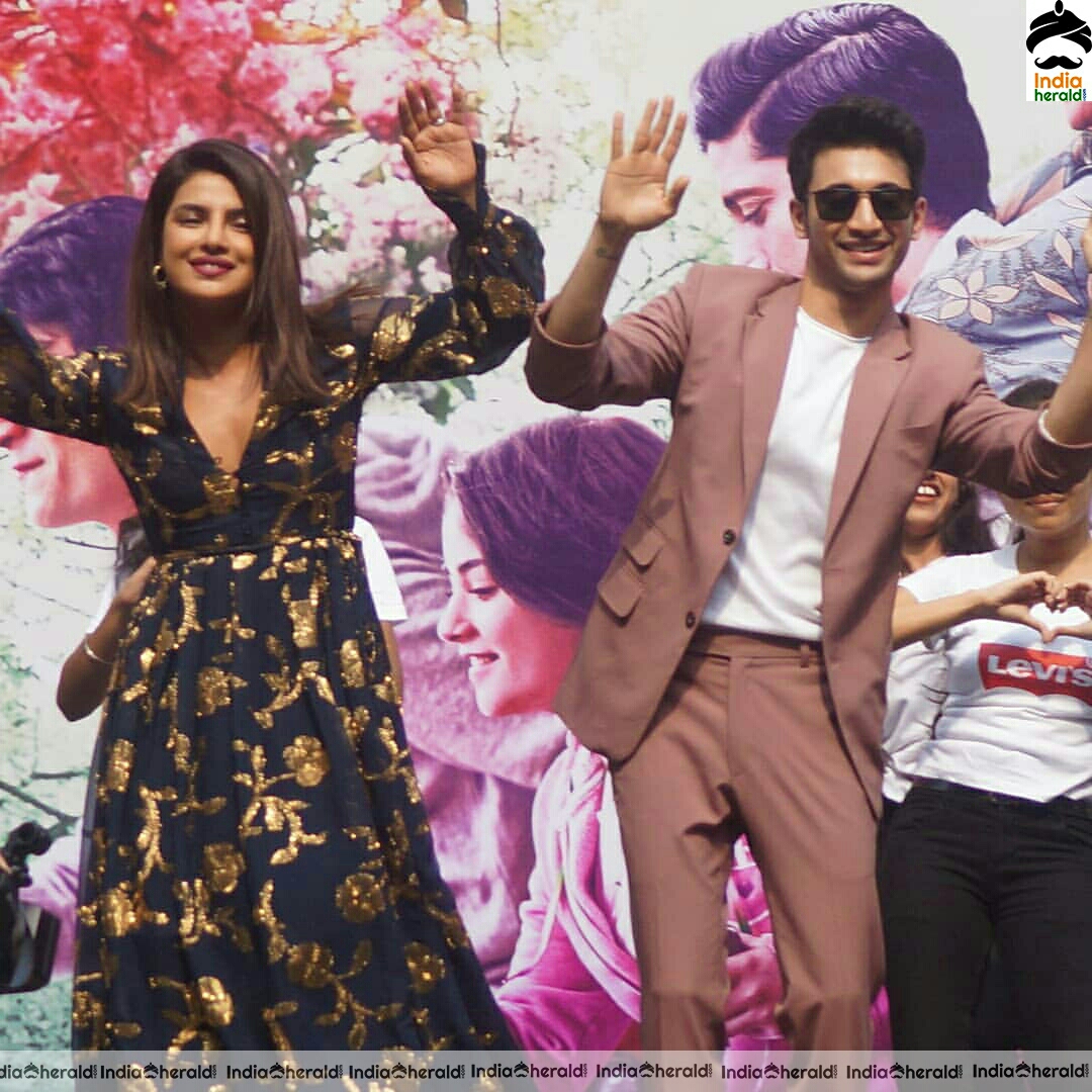 Priyanka Chopra Hot Cleavage Show During A Programme Set 1