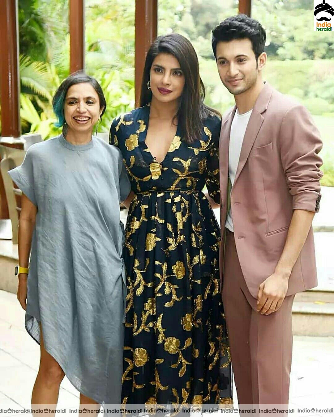 Priyanka Chopra Hot Cleavage Show During A Programme Set 1