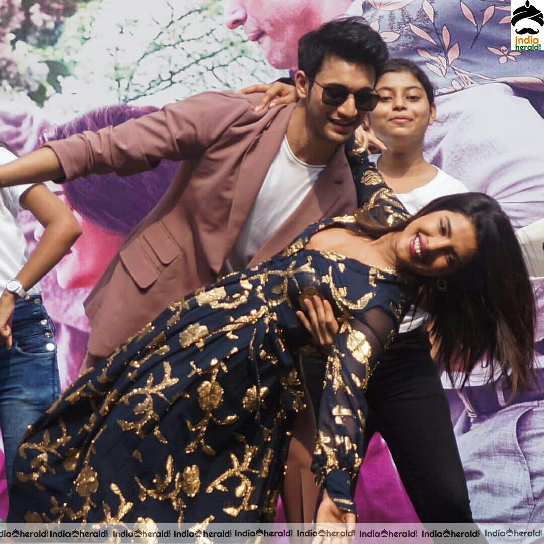 Priyanka Chopra Hot Cleavage Show During A Programme Set 1