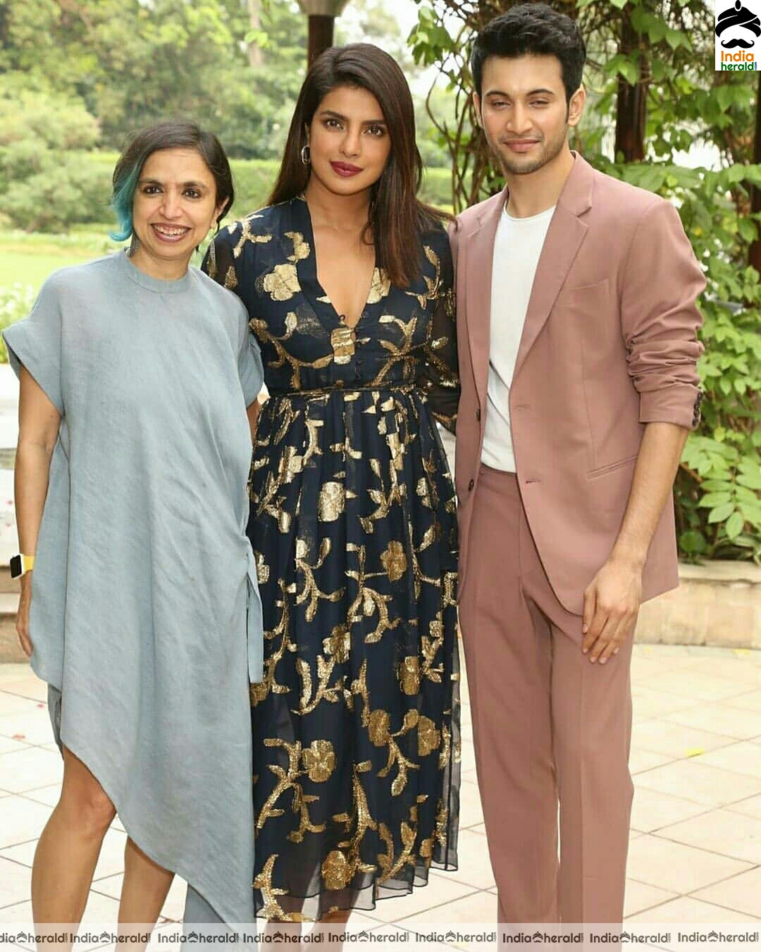 Priyanka Chopra Hot Cleavage Show During A Programme Set 1