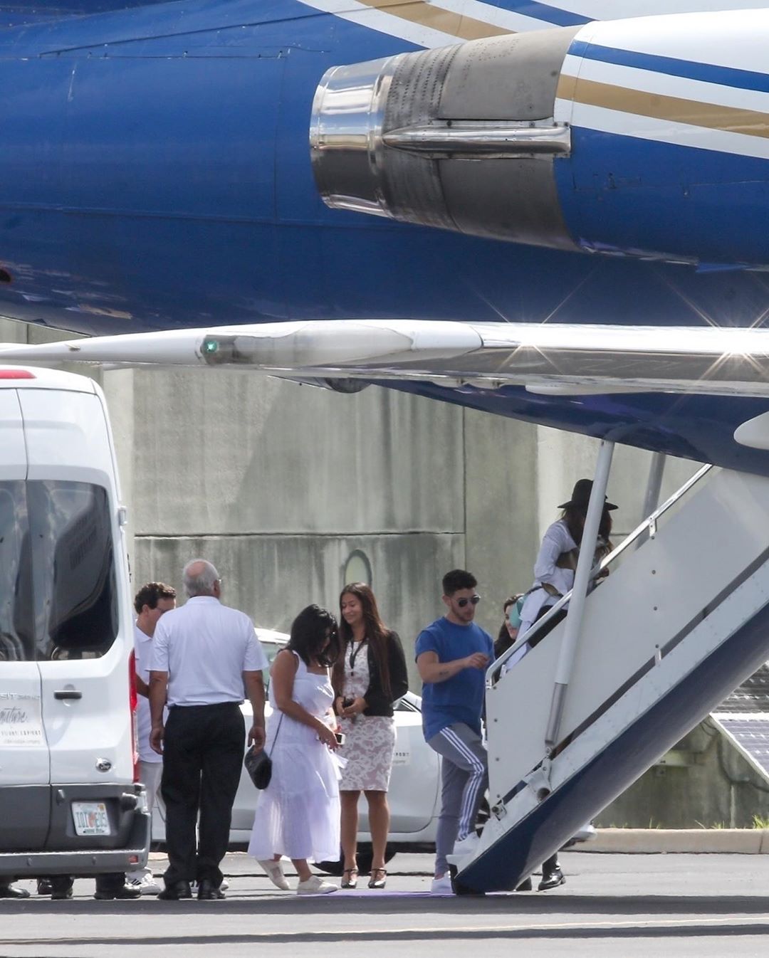 Priyanka Chopra Oozing Sex Appeal At Airport Set 2