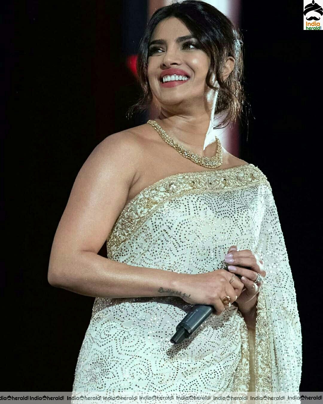 Priyanka chopra Seen Hot In without Blouse in Saree