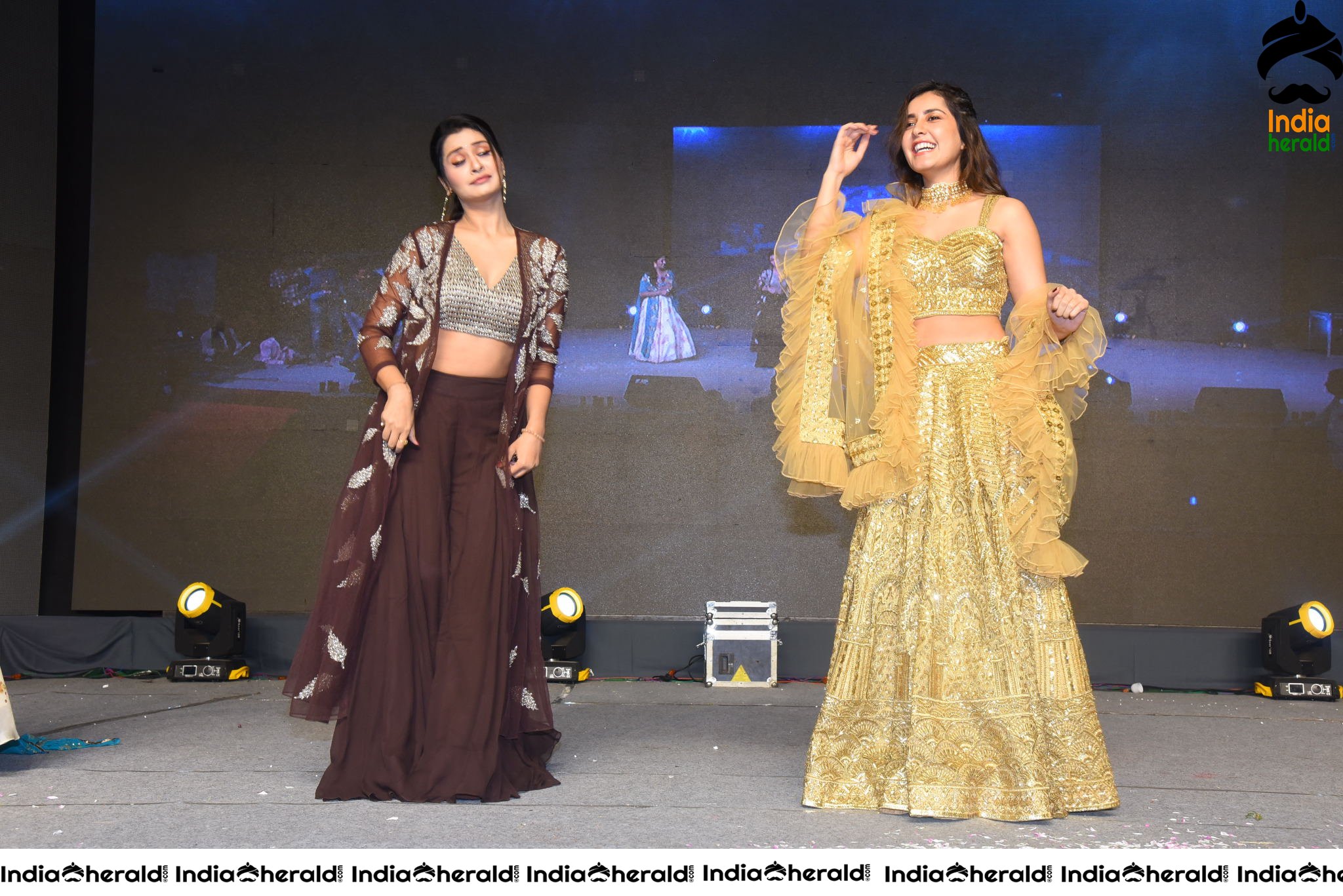 Raashi Khanna and Payal Rajput show their Sexy Waist and Dance on Stage Set 1