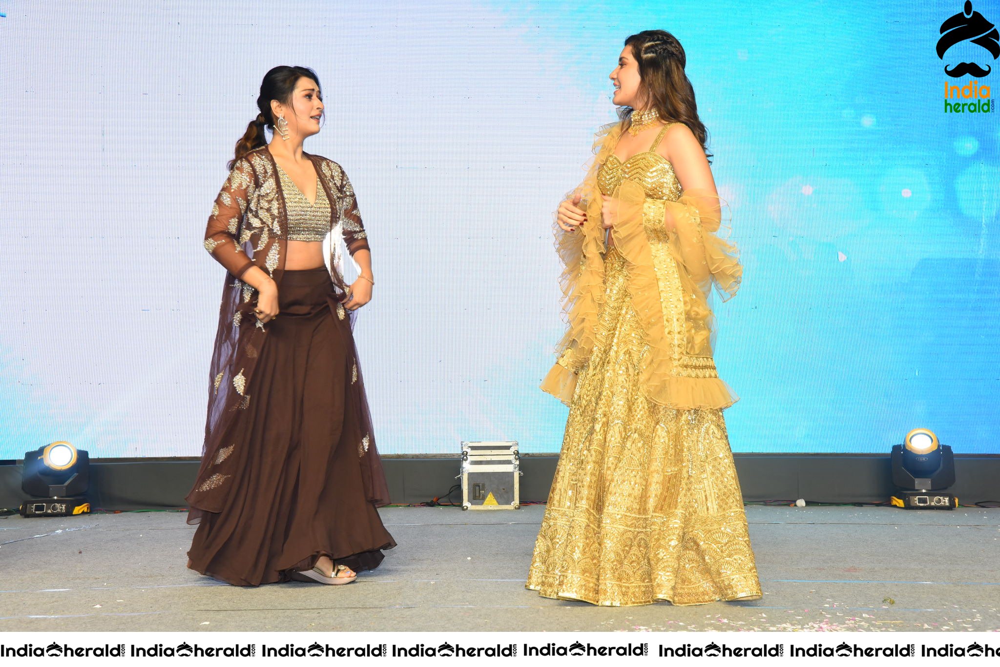 Raashi Khanna and Payal Rajput show their Sexy Waist and Dance on Stage Set 1