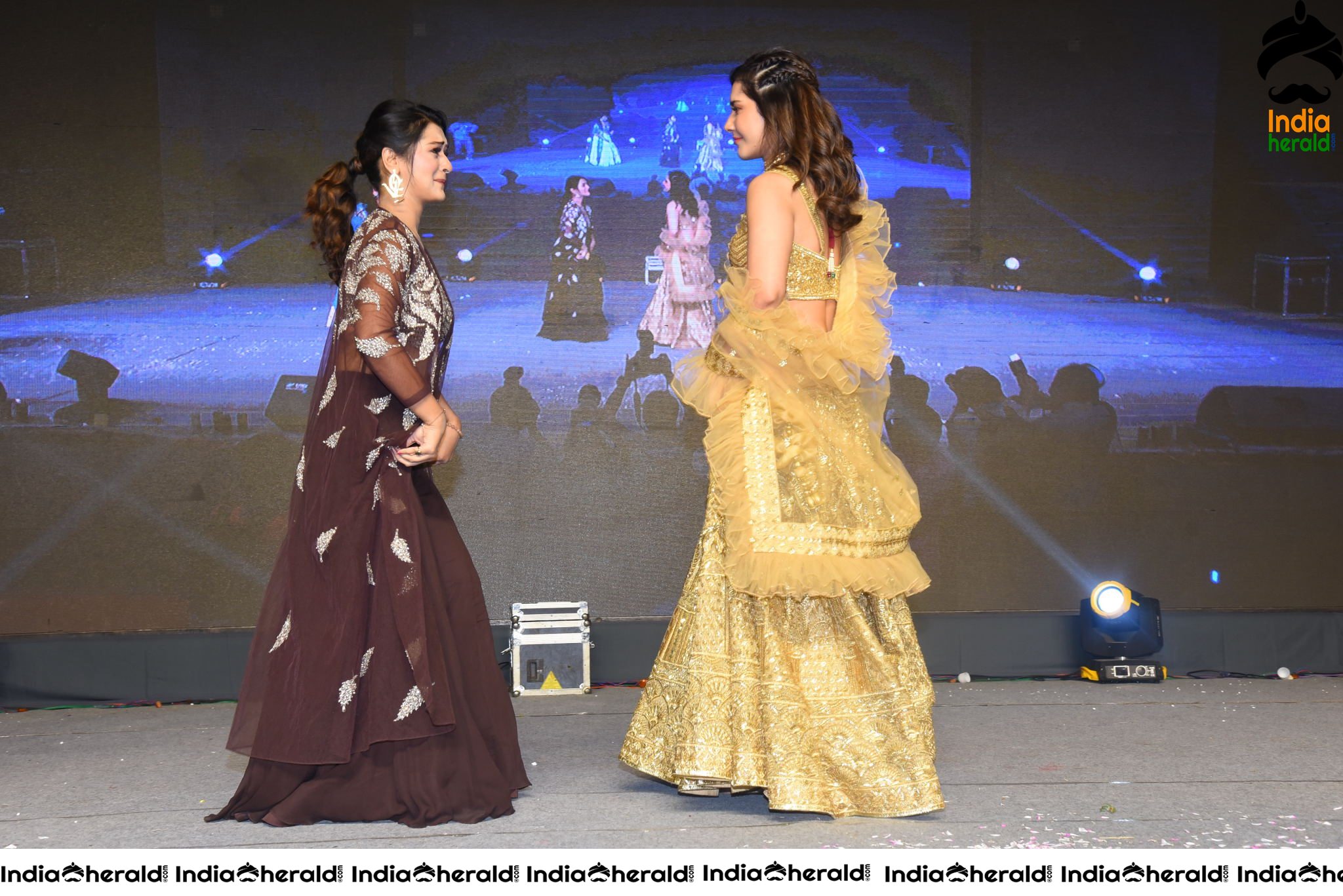 Raashi Khanna and Payal Rajput show their Sexy Waist and Dance on Stage Set 1