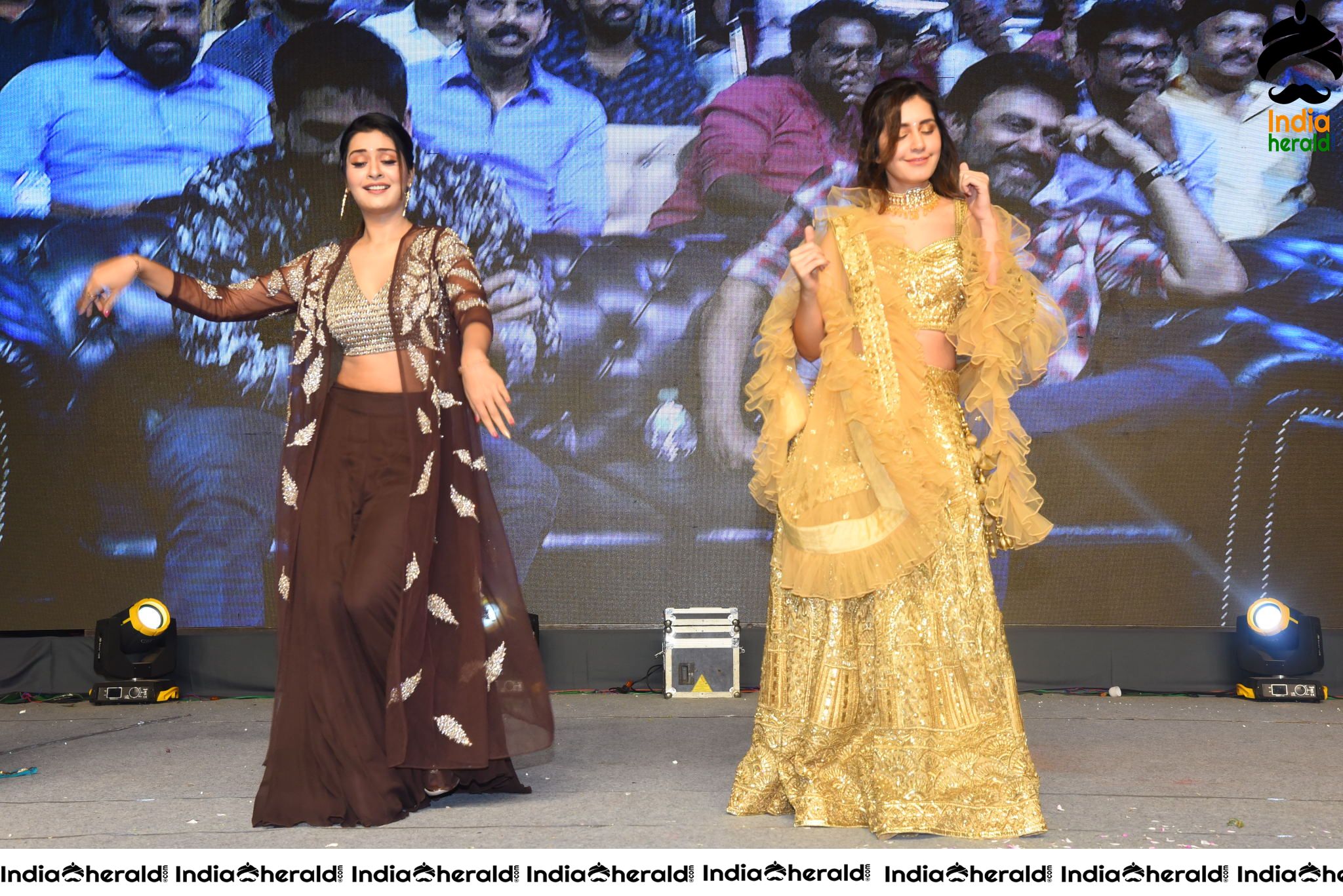 Raashi Khanna and Payal Rajput show their Sexy Waist and Dance on Stage Set 1