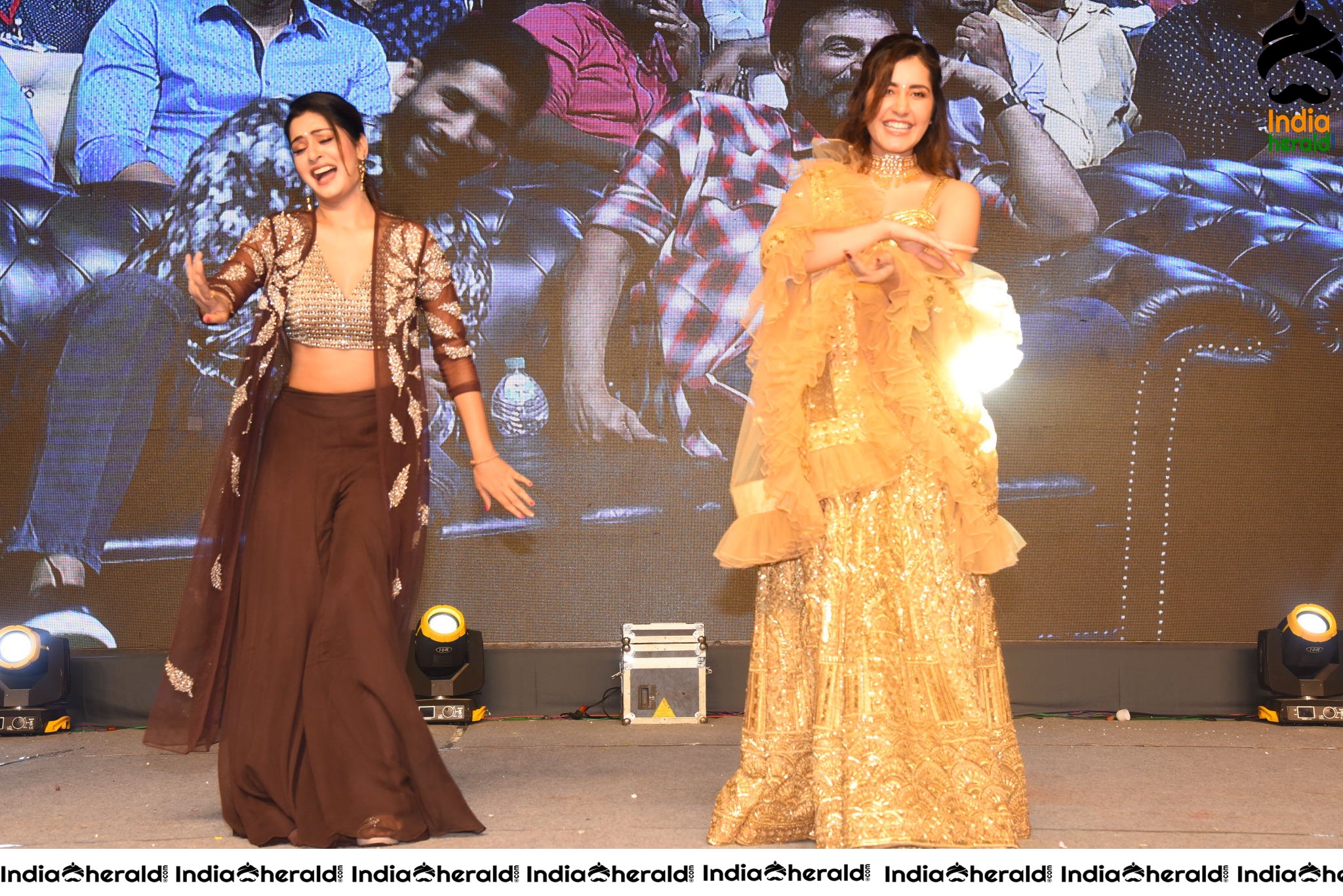 Raashi Khanna and Payal Rajput show their Sexy Waist and Dance on Stage Set 1