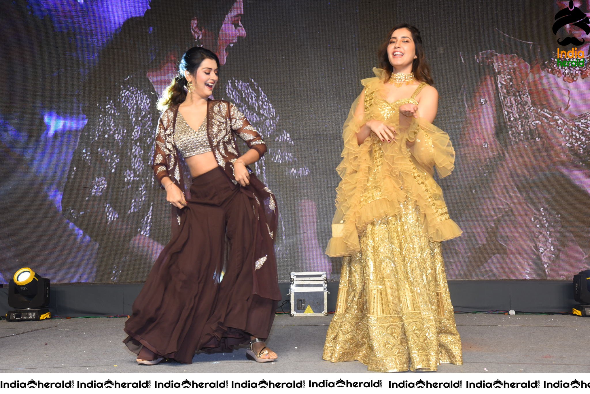 Raashi Khanna and Payal Rajput show their Sexy Waist and Dance on Stage Set 1