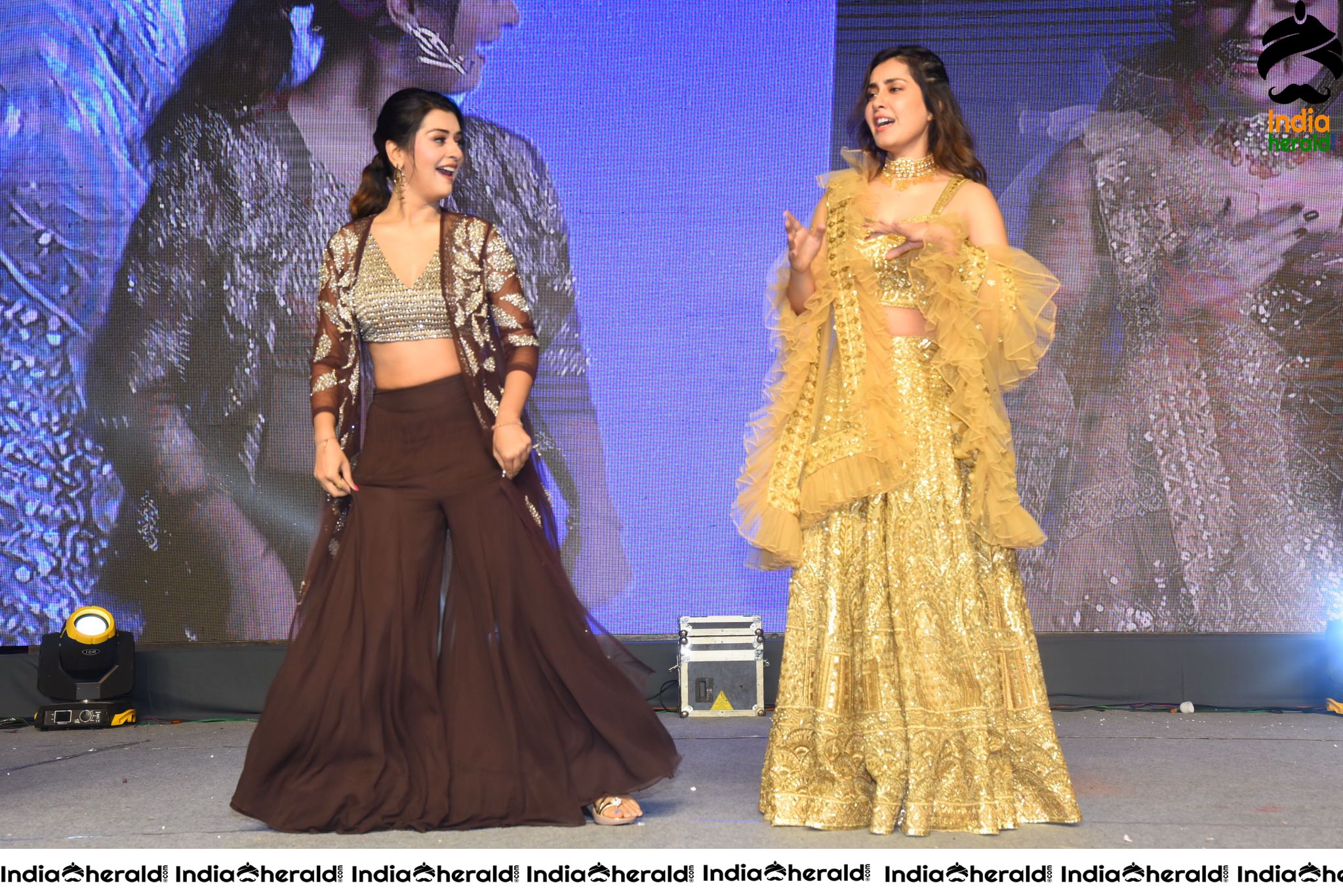 Raashi Khanna and Payal Rajput show their Sexy Waist and Dance on Stage Set 1