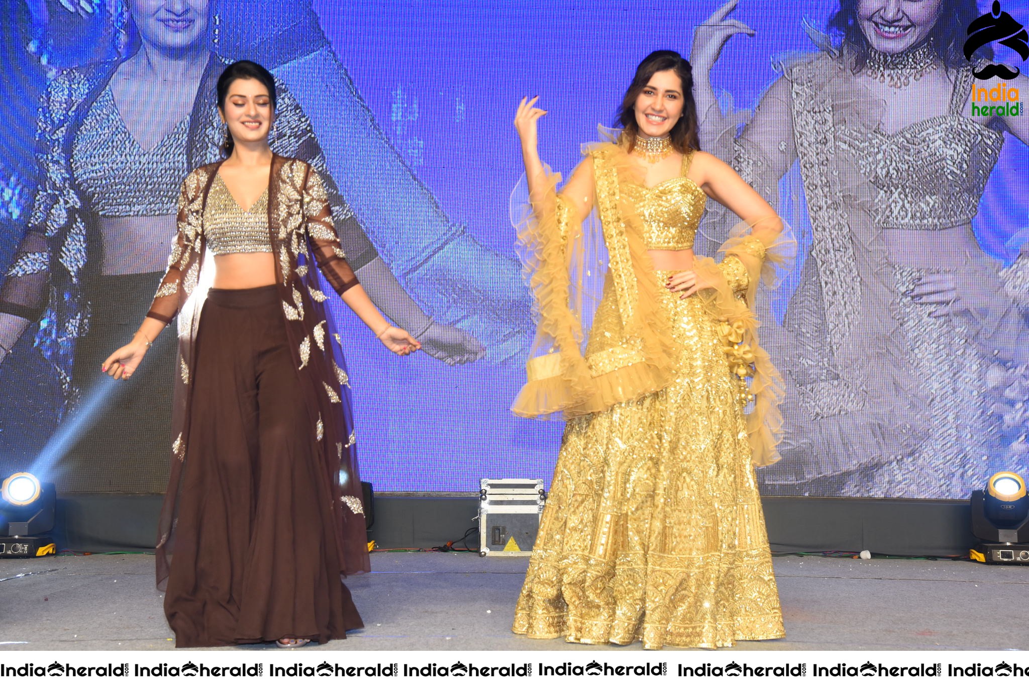 Raashi Khanna and Payal Rajput show their Sexy Waist and Dance on Stage Set 1