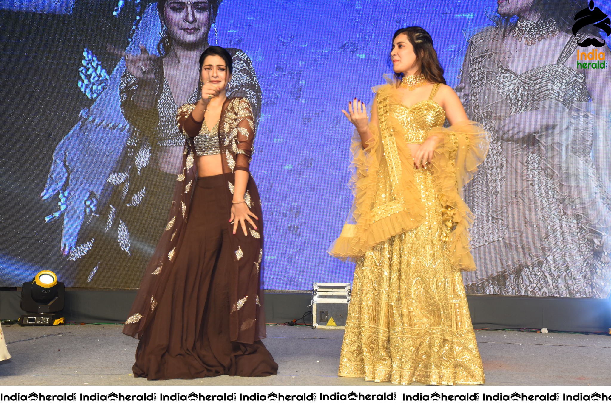 Raashi Khanna and Payal Rajput show their Sexy Waist and Dance on Stage Set 1