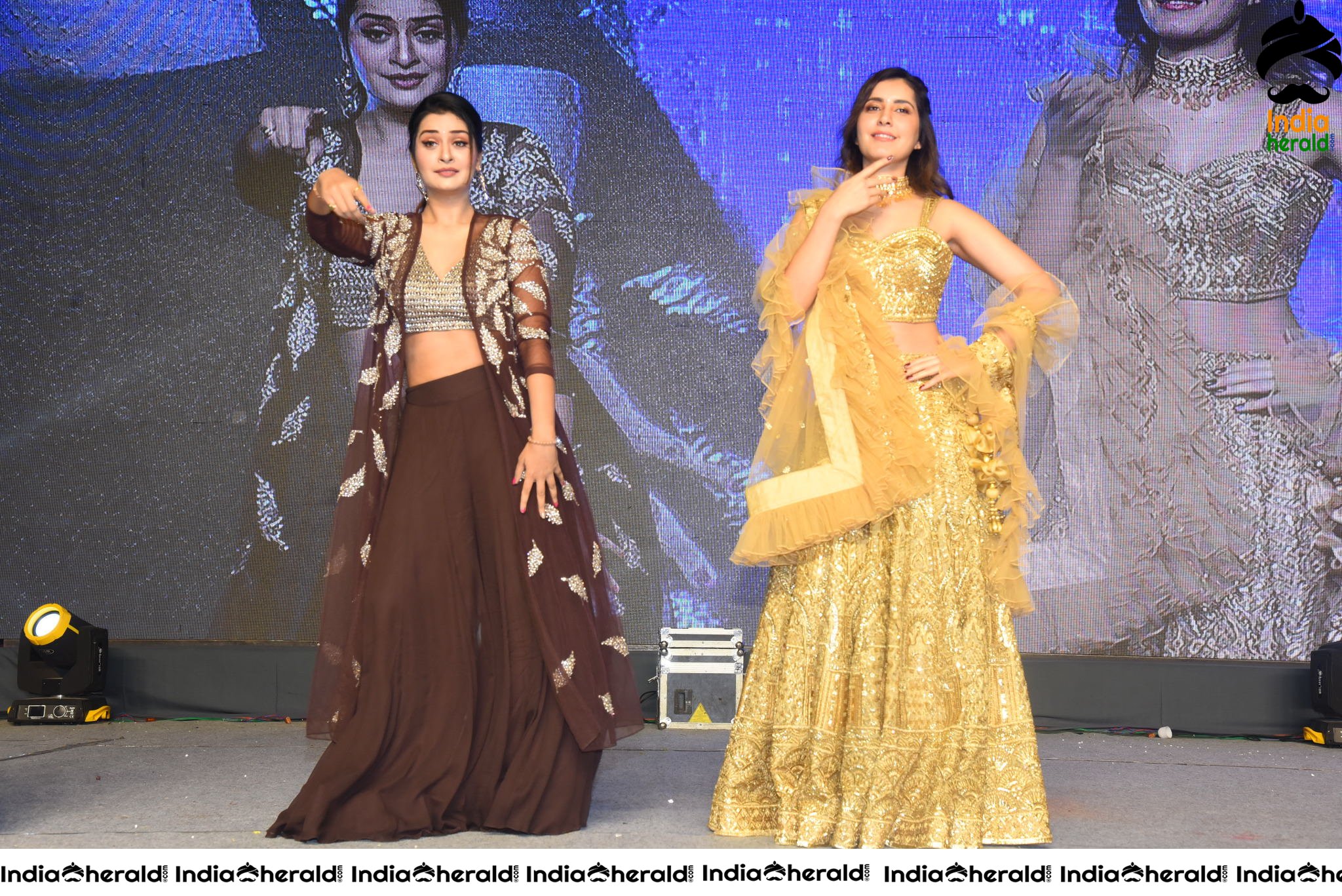Raashi Khanna and Payal Rajput show their Sexy Waist and Dance on Stage Set 1
