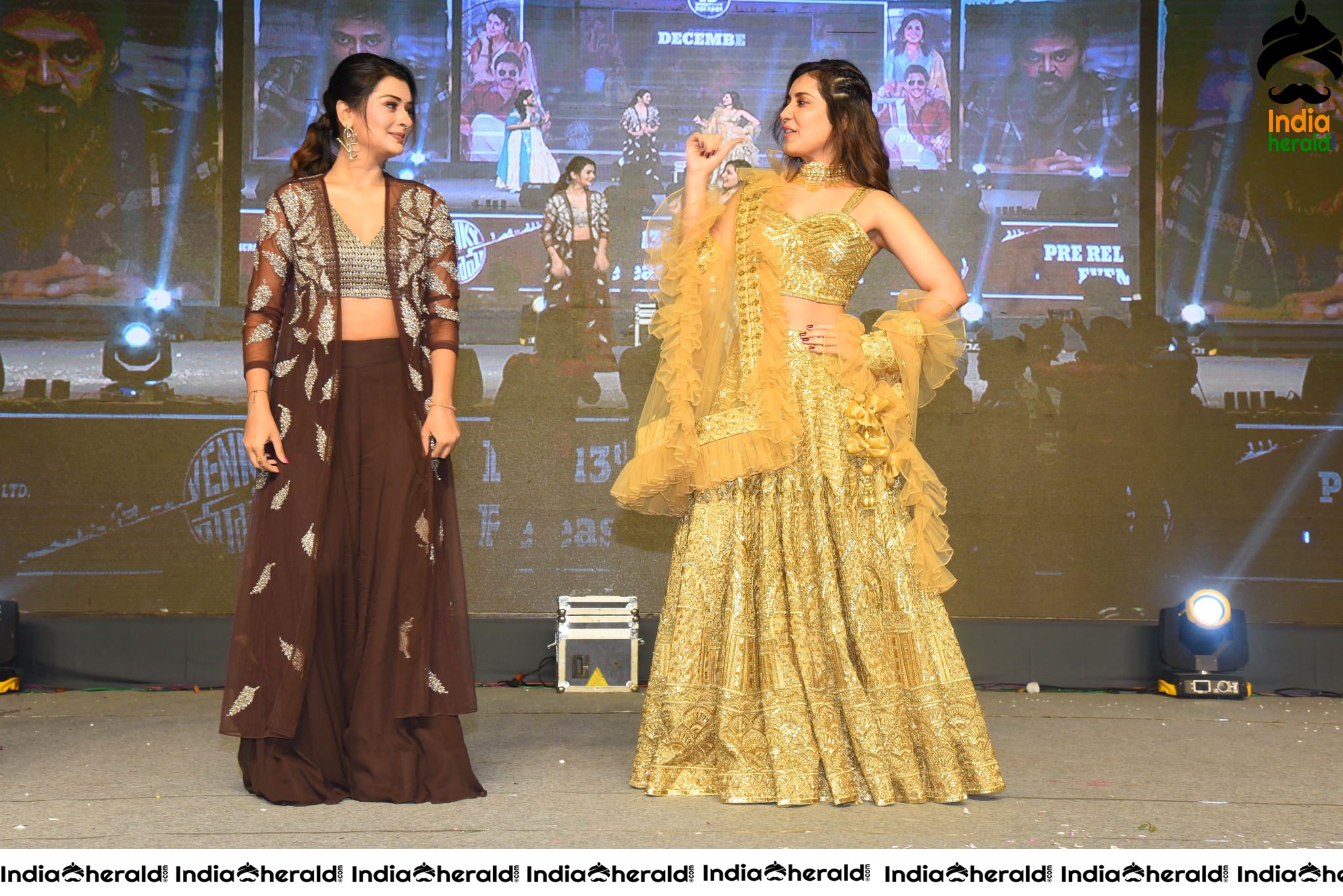 Raashi Khanna and Payal Rajput show their Sexy Waist and Dance on Stage Set 1