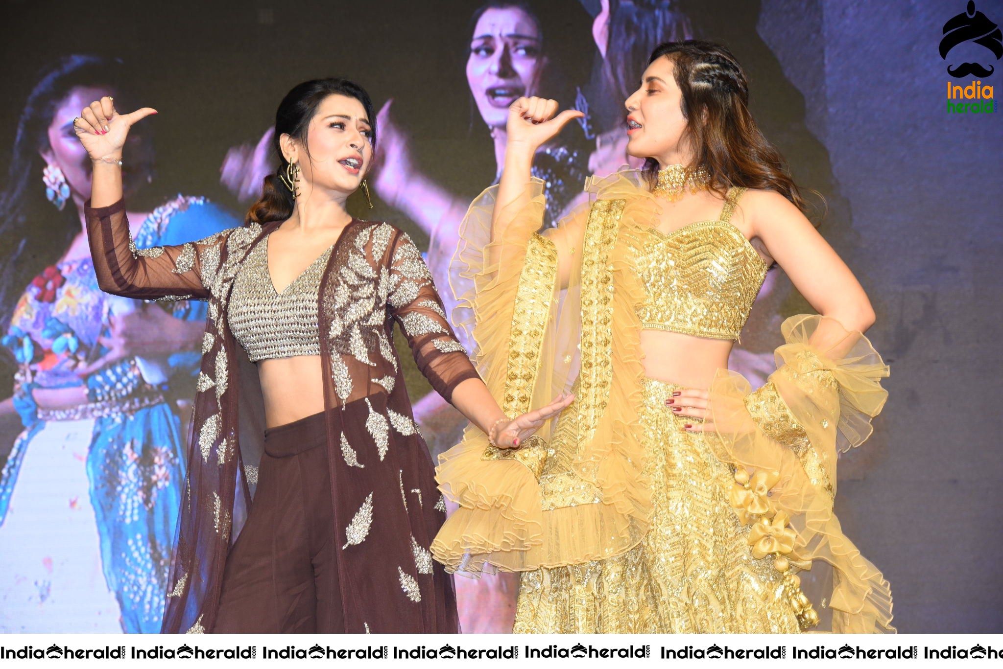 Raashi Khanna and Payal Rajput show their Sexy Waist and Dance on Stage Set 1