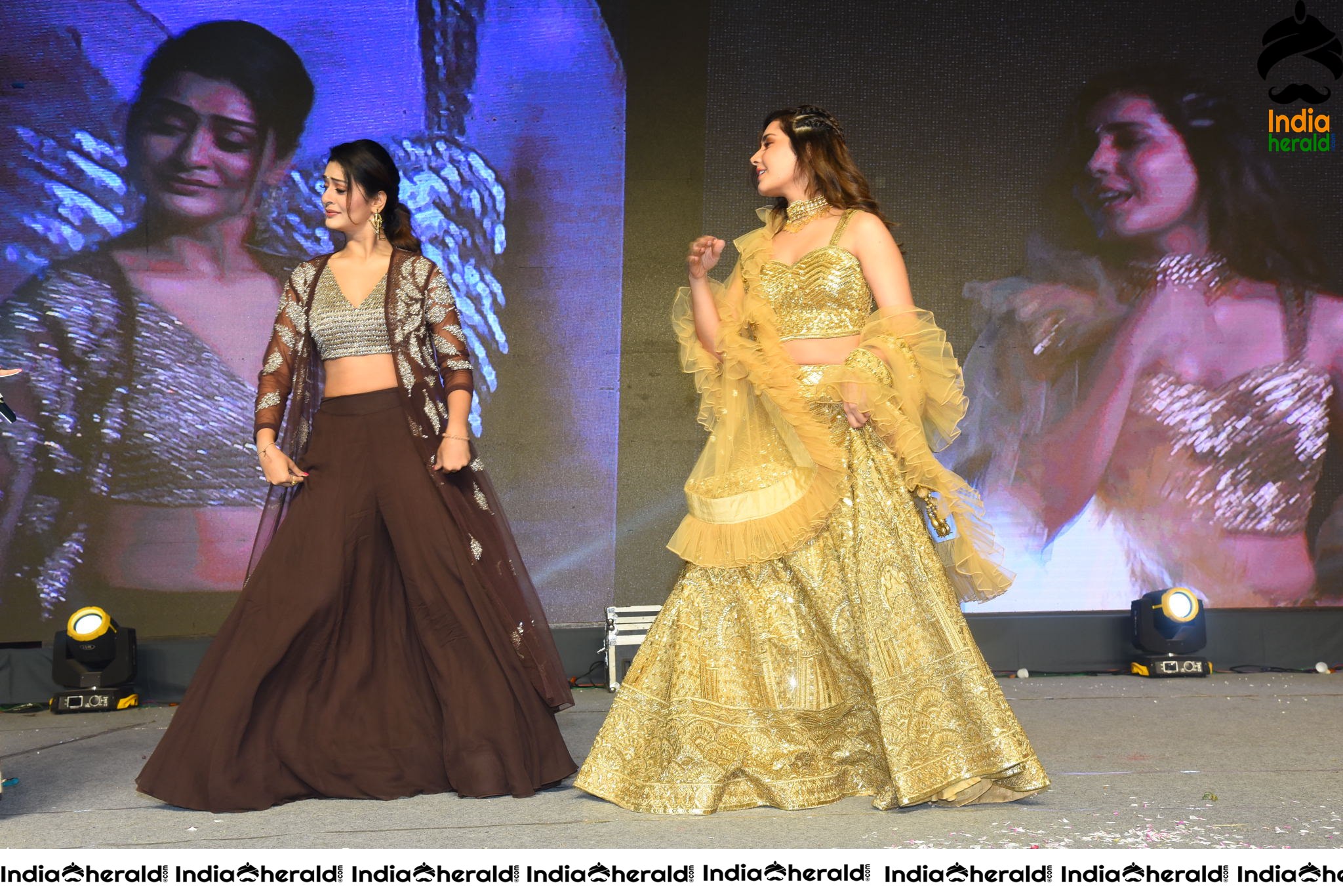 Raashi Khanna and Payal Rajput show their Sexy Waist and Dance on Stage Set 1