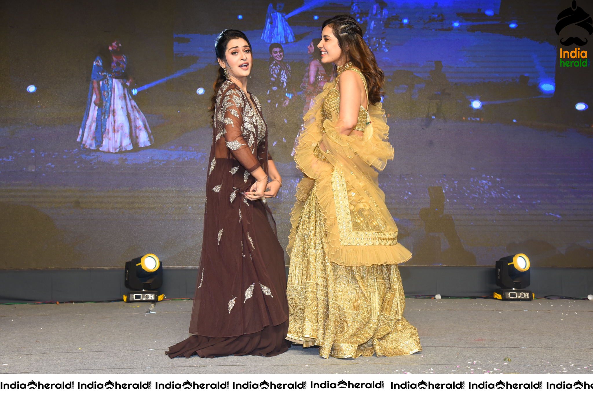 Raashi Khanna and Payal Rajput show their Sexy Waist and Dance on Stage Set 1