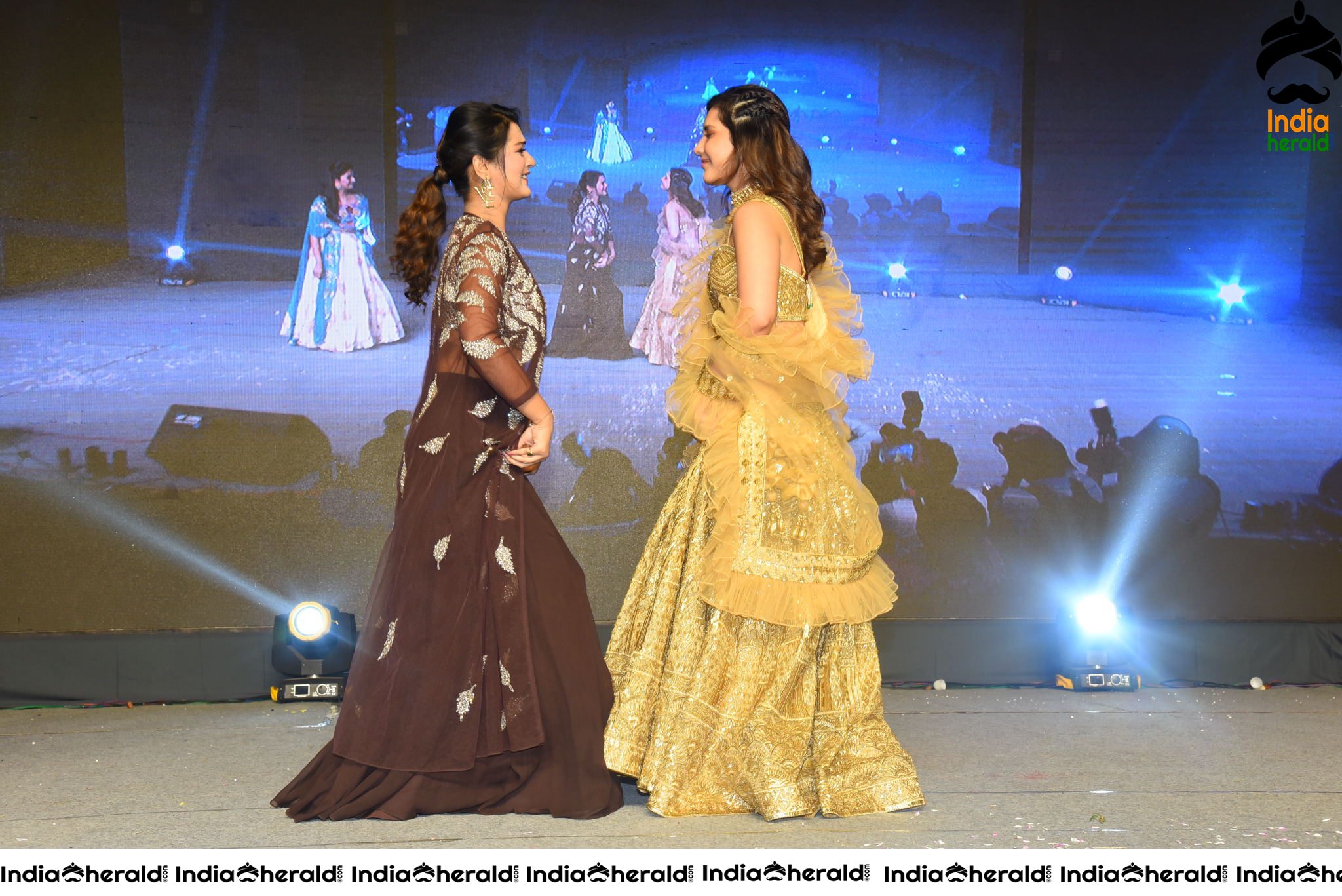 Raashi Khanna and Payal Rajput show their Sexy Waist and Dance on Stage Set 1