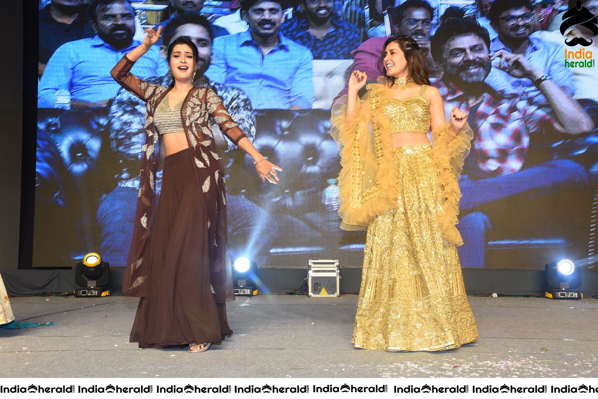 Raashi Khanna and Payal Rajput show their Sexy Waist and Dance on Stage Set 1