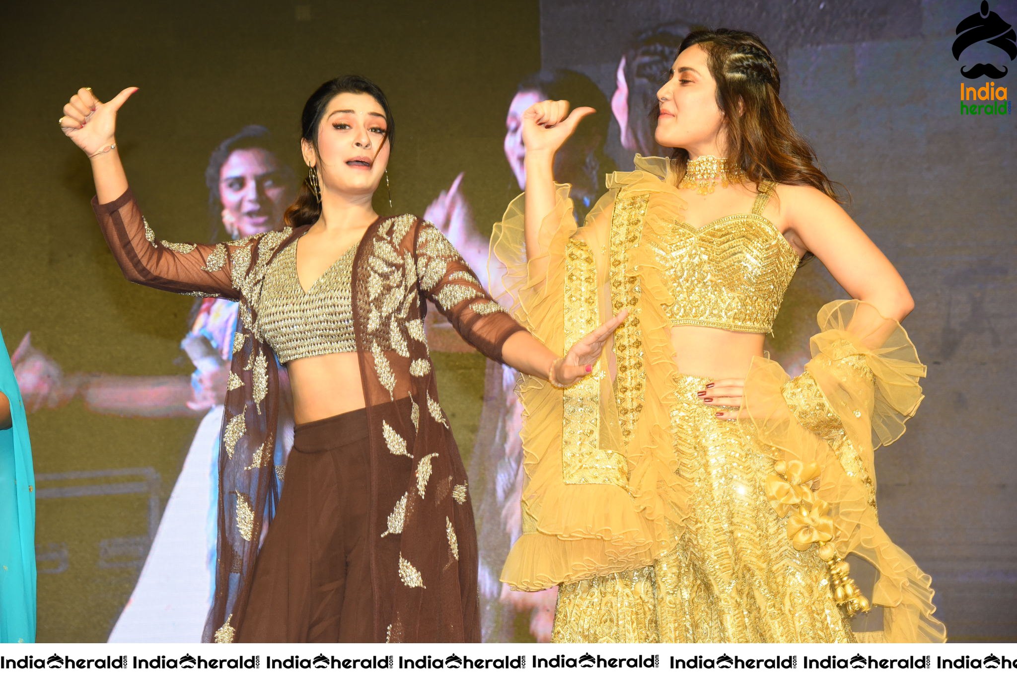 Raashi Khanna and Payal Rajput show their Sexy Waist and Dance on Stage Set 2