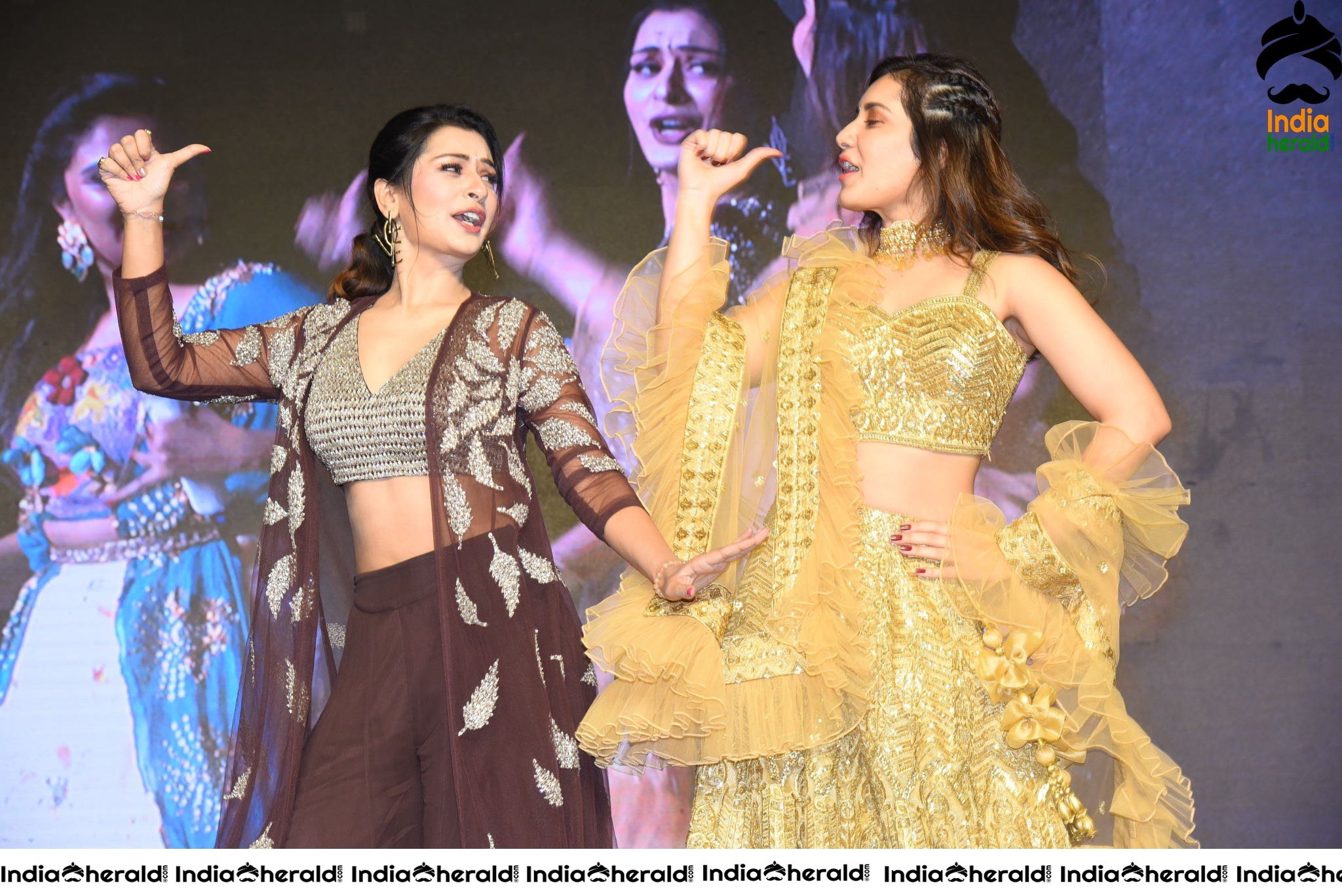 Raashi Khanna and Payal Rajput show their Sexy Waist and Dance on Stage Set 2