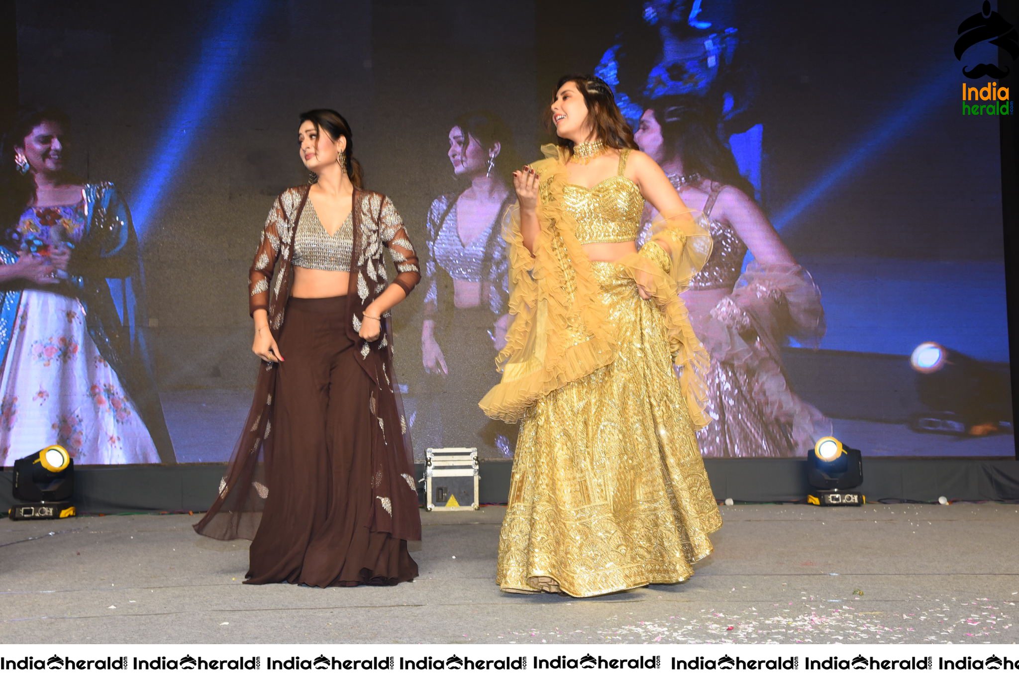 Raashi Khanna and Payal Rajput show their Sexy Waist and Dance on Stage Set 2